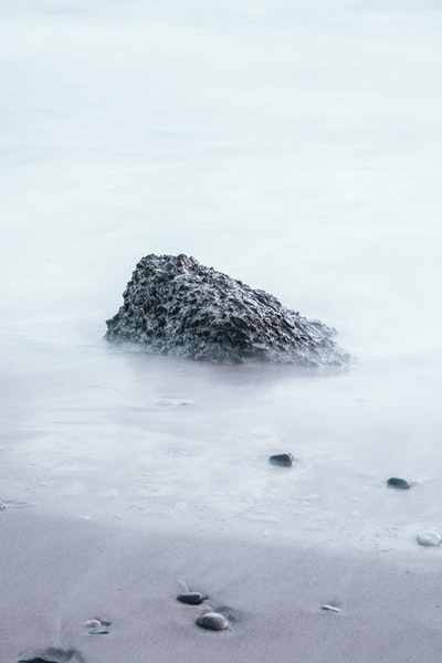 白天沙滩上的岩石